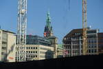 Hamburg am 1.10.2020: Hinterm Bauzaun, schnell noch einen Blick auf das Rathaus, bevor die Baulcke geschlossen ist /