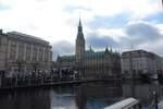 Hamburg am 23.1.2022: Blick von den Alsterarkaden ber die Kleine Alster zum Rathaus /