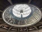 Blick von der Besucherterrasse des Plenarsaales des Bundestages in Berlin zur Kuppel am 14.