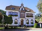 Simonswald im Schwarzwald, das Rathaus der etwa 3000 Einwohner zählenden Gemeinde, erbaut 1902, Okt.2022