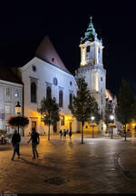 Bratislava (SK):  Der erleuchtete Turm des Alten Rathauses am Hauptplatz (Hlavn nmestie) zu fortgeschrittener Stunde.