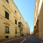 Links ist das in den 1740er Jahren erbaute Palazzo Parisio, dem aktuellen Sitz des maltesischen Auenministeriums.