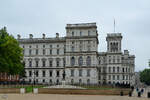 im Bild das Gebäude des britischen Außenministeriums, davor die Statue des letzten Vizekönigs und ersten Generalgouverneur Indiens Earl Mountbatten of Burma.