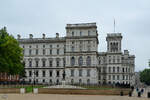 im Bild das Gebude des britischen Auenministeriums, davor die Statue des letzten Vizeknigs und ersten Generalgouverneur Indiens Earl Mountbatten of Burma.