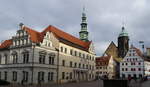 Marktplatz mit Rathaus (1396 erstmals erwhnt, 1555/56 umgebaut), im Hintergrund die Stadtkirche St.