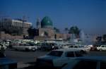 Reichlich Verkehr vor einer Moschee in Bagdad im Dezember 1981