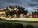 Auch die Umfassungsmauer des chinesischen buddhistischen Tempels in der Kleinstadt Lamplaimat ist kunstvoll gestaltet.