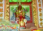 Eine Gottheit im Schrein des chinesischen buddhistischen Tempels am 22.06.2010
