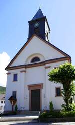 Yach, Pfarrkirche St.Wendelin, die Westfassade im typischen Weinbrennerstil, Juli 2022