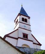 Kiechlinsbergen, Blick von der Winterstrae hinauf zur Bergkirche St.Petrnilla, mit der typischen Weinbrennerfassade Sept.2022