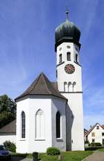 Hecklingen, Blick auf die katholische Pfarrkirche St.Andreas von der Ostseite, Juli 2022