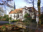 Hugstetten, Blick ber den Mhlbach mit dem Holzsteg zur evangelischen Kirche, Dez.2022