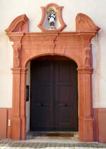 Jechtingen, das Eingangsportal der Kirche St.Cosmas und Damian stammt aus der Zeit um 1750, Okt.2022