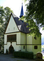 Elzach, die Neunlindenkapelle hoch ber der Stadt, erbaut 1912-13 in Form eines grichischen Kreuzes von Josef Graf, Juli 2022