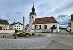 Dorfplatz von Pietenfeld (Adelschlag) mit Kirche  St.