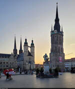 Halles Trme:  Leuchtender Abendhimmel hinter den fnf Trmen und Georg Friedrich Hndel auf dem Marktplatz in Halle (Saale).