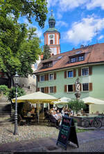 Gemtliche Altstadt von Tiengen (Waldshut-Tiengen), mit einem Caf, dem Turm der rmisch-katholischen Pfarrkirche Mari Himmelfahrt und der St.-Josephs-Figur des Josephs-Brunnens.