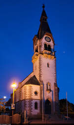 Evangelische Christuskirche Tiengen (Waldshut-Tiengen) zur Blauen Stunde.