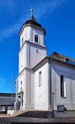 Ganz in Wei erstrahlt der Turm der katholischen Stadtpfarrkirche Liebfrauen in Waldshut (Waldshut-Tiengen).