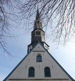 Heide/Holstein am 10.4.2023: Giebel und Turm der evangelisch-lutherische  St.-Jrgen-Kirche in der Sdwestecke des Marktplatzes.
