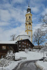 Das Heimathaus, dahinter die Villa Goldonkel und die katholische Pfarrkirche St.