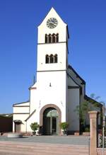 Forchheim am Kaiserstuhl, die katholische Pfarrkirche St.Johannes der Tufer, die neuromanische Basilika wurde 1907-08 erbaut, der Platz vor der Kirche wurde neu gestaltet, Sept.2023