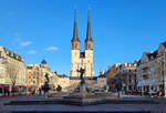 Marktkirche Unser Lieben Frauen mit Gbelbrunnen auf dem Hallmarkt in Halle (Saale).