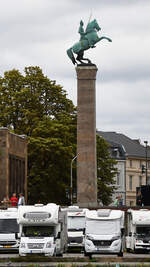 Hier zu sehen das 1929 errichtete Ulanendenkmal in D�sseldorf.
