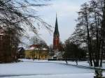 Blick ber den zugefrorenen Schlossteich zur St.