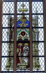Das mittlere Glasfenster des Chorhauptes zeigt die Namenspatronen S.