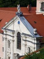 Der obere Teil des Eingangsportals der Benediktiner-Klosterkirche Weltenburg; 04.08.2010  