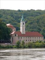 Kloster Weltenburg, eine Abtei der Benediktiner, von der Donau aus Kelheim kommend gesehen; 04.08.2010  