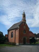 Vllkofen in Oberschwaben, die Kapelle  Mari Unbefleckter Empfngnis  ist ein neugotischer Backsteinbau in Blendwerkarchitektur von 1858-59, errichtet von der brgerlichen Gemeinde, Aug.2010