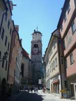 Memmingen in Oberschwaben, die denkmalgeschtzte Stadtpfarrkirche St.Martin, die dreischiffige Basilika mit dem markanten 65m hohen Turm wurde 1325 begonnen und um 1500 vollendet, Aug.2010