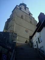 Herrenberg, steiler Anstieg zur Stiftskirche mit mächtigem Turm, die barocke Zwiebelhaube wurde 1749 aufgesetzt, Okt.2010