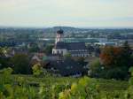 Kirchhofen, Blick auf den bekannten Weinort im Markgrflerland mit der weithin sichtbaren Wallfahrtskirche St.Mari Himmelfahrt aus dem 16.Jahrhundert, der Turm datiert aus dem 13.Jahrhundert,