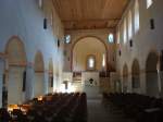 Sulzburg, der schlichte Innenraum der ehemaligen Klosterkirche St.Cyriak,  unter dem Hochchor befindet sich eine Krypta, die Holzdecke stammt von 1510, 2009 wurde die Kirche restauriert, Mrz 2011