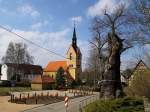 Das Zentrum des Ortes Nbdenitz mit der 1896 errichteten Kirche und der alten Grabeiche.