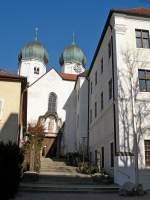 Kloster Seeon, Eingang zur Klosterkirche mit den zwei kupfergedeckten Zwiebeltrmen, hier waren Hayd und Mozart Gste zum Musizieren, April 2005