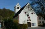 Liel im Markgrflerland, die kath.Pfarrkirche St.Vinzentius, gehrt zu dem seltenen Typus der Chorturmkirchen, April 2011