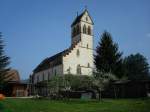 St.Illgen im Markgrflerland, die Dorfkirche mit einseitigem Stufengiebel und ins Kirchenschiff integriertem Turm, 2010