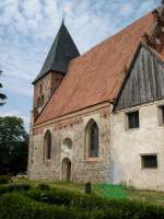 Bobbin auf der Insel Rgen, die St.Pauli-Kirche, erbaut um 1400, einzig erhaltene Feldsteinkirche auf der Insel, Juli 2006