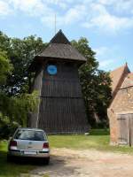 Altenkirchen auf Rgen, der freistehende hlzerne Glockenturm der Pfarrkirche, Juli 2006