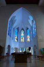 Zweibrcken, die Kirchenfenster im Chor der Heilig-Kreuz-Kirche erzeugen eine angenehme Atmosphre, April 2011