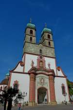 Bad Sckingen am Hochrhein, die 56m hohe Doppelturmfassade des Fridolinmnsters, die im 14.Jahrhundert errichtete gotische Klosterkirche wurde im 17.und 18.Jahrhundert mit Barockelementen erneuert,