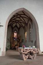Bleibach im Elztal/Schwarzwald, der Chorraum der St.Georgskirche von 1514 mit dem Altar, im Vordergrund der Zelebrationsaltar von Helmut Lutz aus dem Jahr 1977, Aug.2011