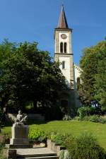 Laufen, die Dorfkirche und davor das Kriegerdenkmal des bekannten Weinortes im Markgrflerland, Aug.2011