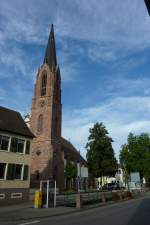 Eichstetten am Kaiserstuhl, die neugotische evangelische Kirche entstand durch Umbauten der Vorgängerkirche in den Jahren 1865-72, markant der 57m hohe Turm, Juli 2011