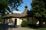 Holzhausen bei Freiburg, die Friedhofskapelle von 1914, die Einsegnungshalle wurde 1983 angebaut, Juli 2011