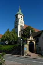 Schliengen im Markgrflerland, die katholische Pfarrkirche St.Leodegar, der barocke Bau stammt von 1753-55, das Turmunterteil ist aus dem 12.Jahrhundert, Okt.2011